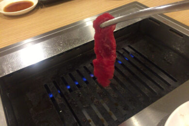 焼き肉を焼く