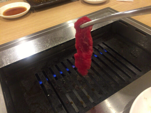 焼き肉を焼く